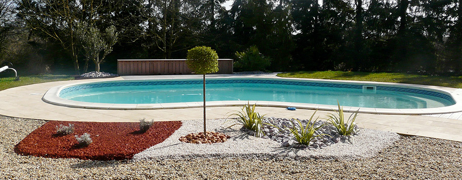 Belle piscine entoure par un terrain trs entretenu