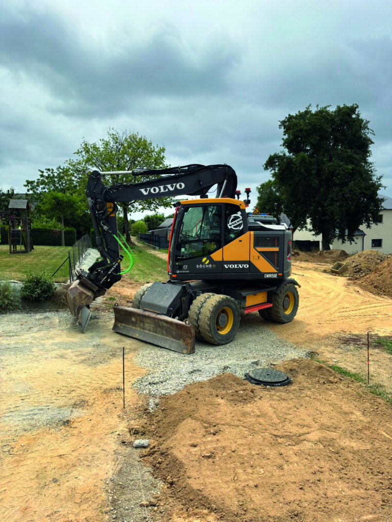 Pelleteuse sur pneus sur un chantier de terrassement de jardin