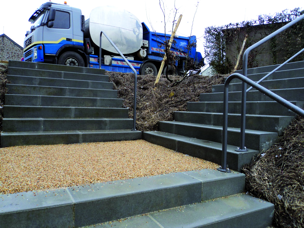 Escalier et murs de soutènement en béton, camion toupie en arrière-plan