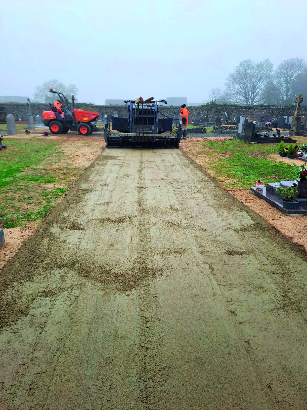 Allée en sable stabilisé en cours de réalisation
