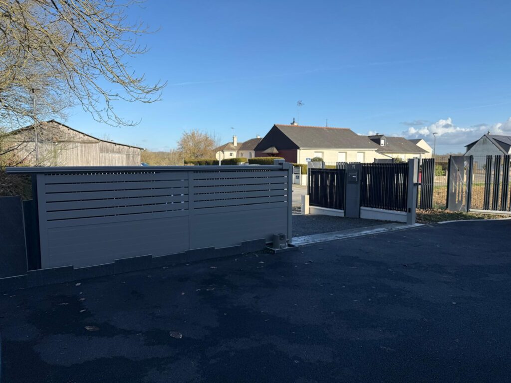 Portail coulissant motorisé en aluminium anthracite et clôture assortie à Olivet (53)
