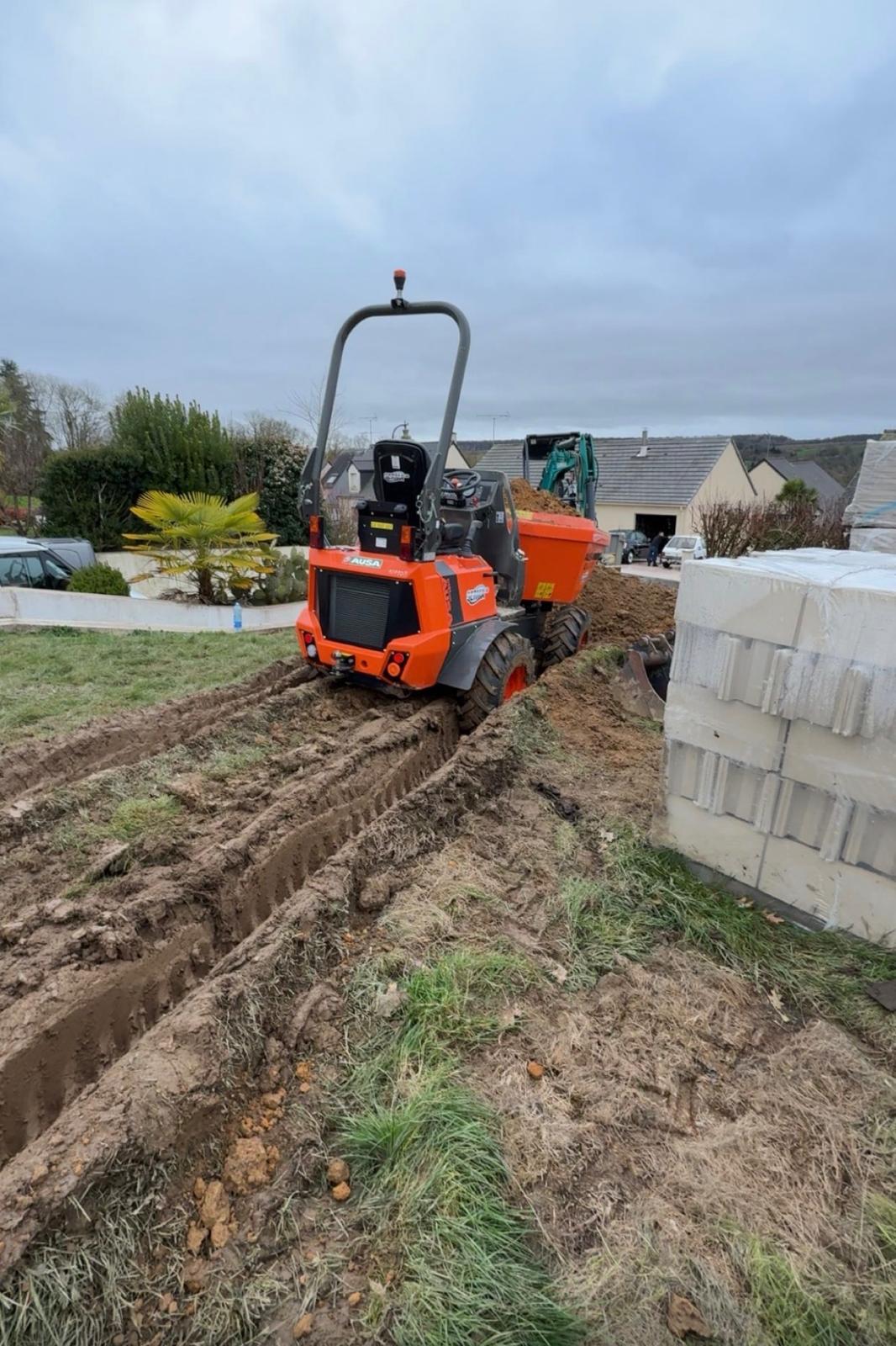 Dumper et mini-pelle sur un terrain en chantier