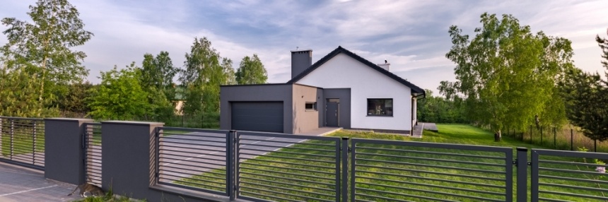 Maison individuelle avec clôture et portail en aluminium gris côté rue