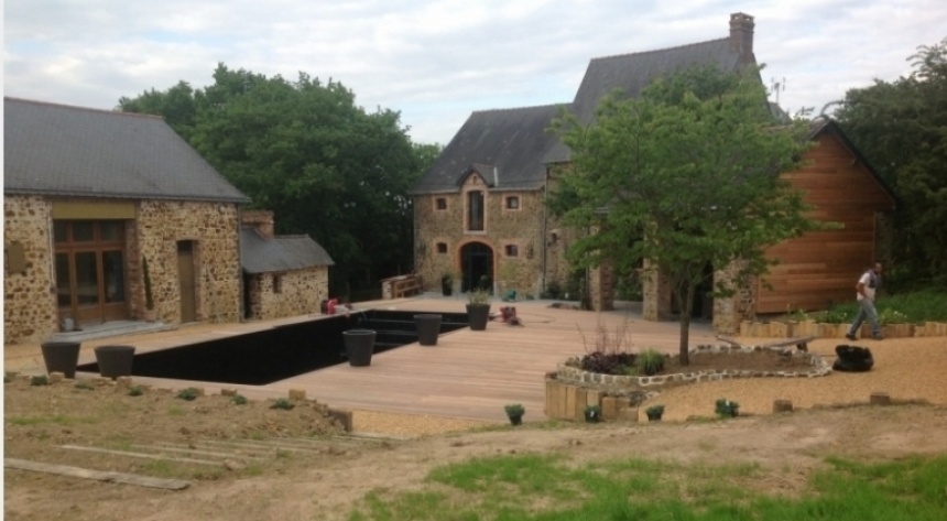 Cour d'une maison en pierre en cours d'aménagement paysager