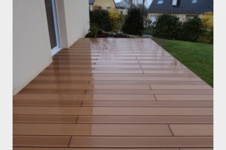 Terrasse en lames de bois composite le long d'une maison