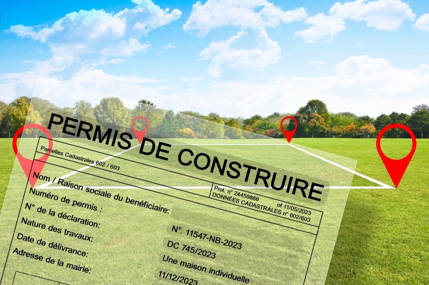 Formulaire de permis de construire posé sur un terrain à bâtir