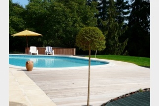 Plage de piscine en lames de bois