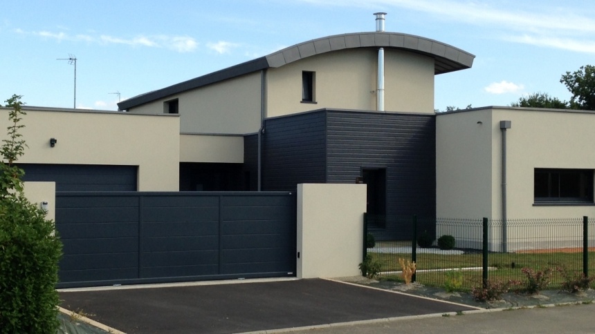 Portail coulissant et clôture gris anthracite devant une maison contemporaine